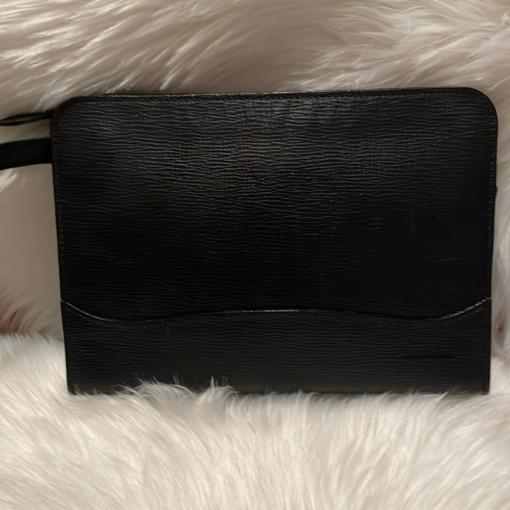 Burberry’s black clutch